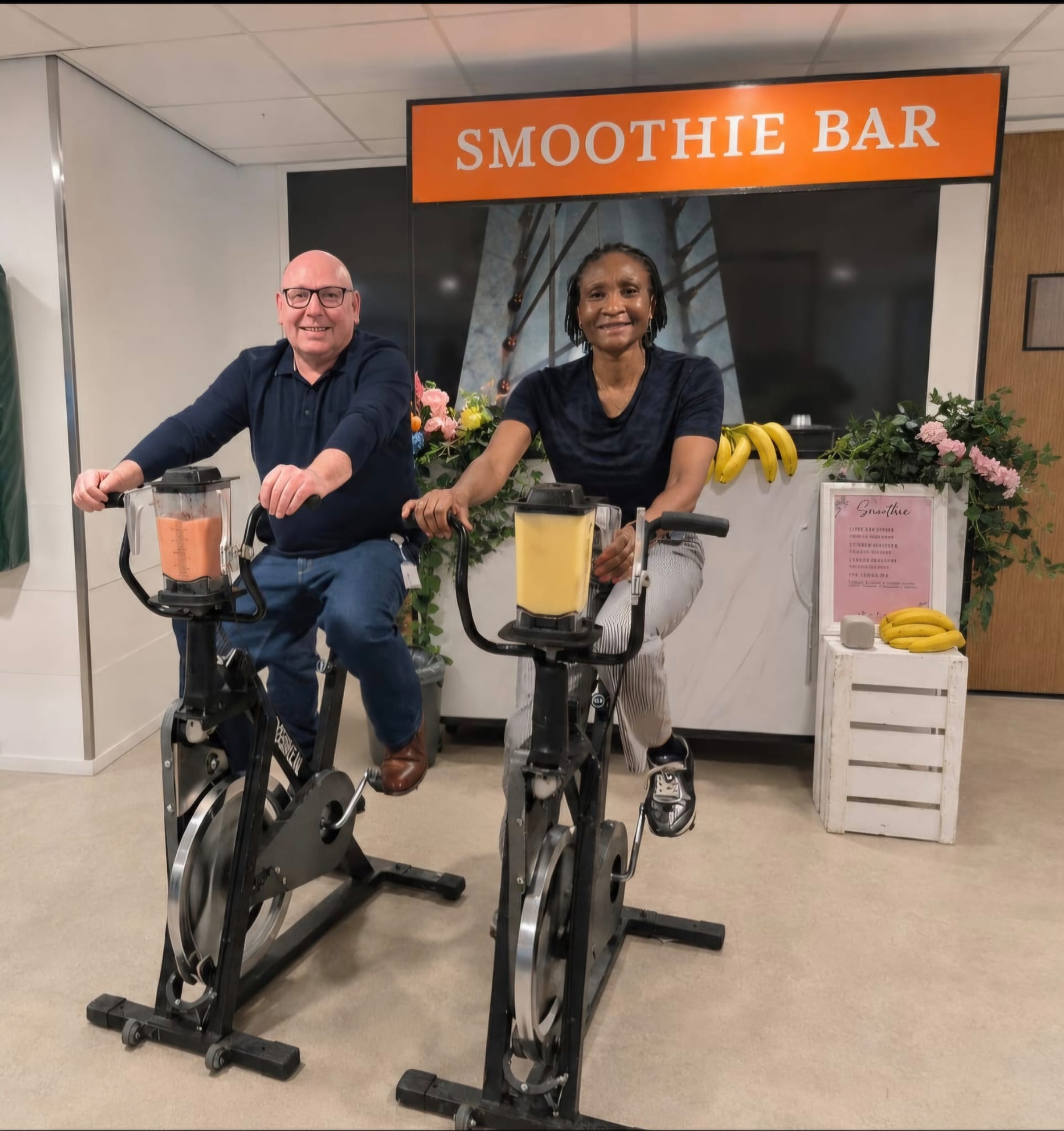 Collega's proberen de smoothie-fiets uit