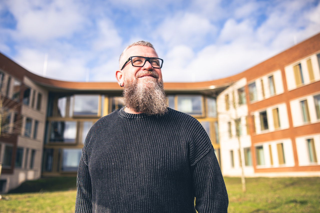 Collega voor het gebouw Hof van Poortugaal